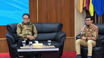 Prof. Dr. Ir. H. Rokhmin Dahuri, M.S. (kiri) sebelum memaparkan materi tentang ekonomi biru dalam The 6th Maritime Continent Fulcrum International Conference (MaCiFIC) 2026 di Pulau Bintan, Kepulauan Riau, Jumat (2/10/2026). DOK UMRAH/IKHBAR