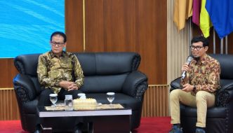 Prof. Dr. Ir. H. Rokhmin Dahuri, M.S. (kiri) sebelum memaparkan materi tentang ekonomi biru dalam The 6th Maritime Continent Fulcrum International Conference (MaCiFIC) 2026 di Pulau Bintan, Kepulauan Riau, Jumat (2/10/2026). DOK UMRAH/IKHBAR